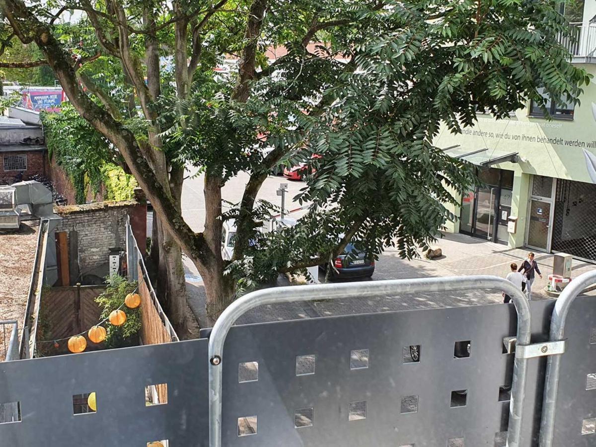 Zimmer mit Queensize-Bett und Balkon